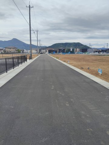 越前市稲寄町　分譲地1-3.1-11の前面道路含む現地写真