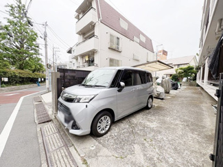 【駐車場】 | マンションの駐車場スペース。空きの有無や駐車料金、サイズ規定などについては、改めてお問い合わせください。～即日のご見学可能～　お問合せはお気軽にどうぞ。
