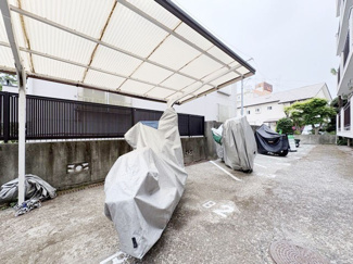 【駐車場】 | バイク置き場。空き区画の有無や駐輪料金、サイズおよび排気量規定などについては、改めてお問い合わせください。～即日のご見学可能～　お問合せはお気軽にどうぞ。
