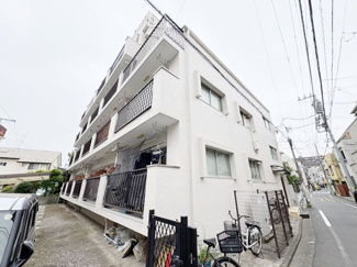 【外観】 | 私たち不動産業スタッフは、よく「いい面構えの建物です」「雰囲気ありますねえ」という言葉を使いますが、当マンションもまさにそのような姿で佇んでいます。～即日のご見学可能～　お問合せはお気軽にどうぞ。
