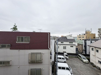 【展望】 | 眼前に広がる空の雄大さと、このお部屋の自慢の一つである「眺望」をご覧ください。毎日、この景色を独り占めできる新生活に夢が広がります。～即日のご見学可能～　お問合せはお気軽にどうぞ。
