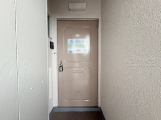 【その他共用部分】 | 皆様をお迎えする、お部屋の玄関ドア。開けやすさや開放角度、ドアノブの操作しやすさや鍵の形状などを、現地で一度ご確認ください。～即日のご見学可能～　お問合せはお気軽にどうぞ。
