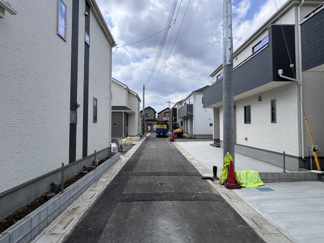 三郷市戸ケ崎５丁目新築戸建【吹上小学校：8分】の前面道路含む現地写真|北側前面道路