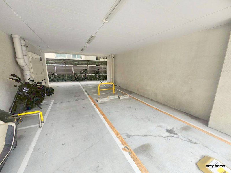 ラシュレエグゼ難波西　仲介手数料無料の駐車場