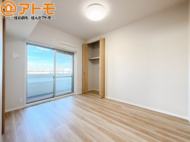 【寝室】 | エンブルガーデン吉野町 | バルコニーに面したお部屋なので、布団などの大きなものも楽々干せます♪