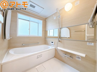 【浴室】 | エンブルガーデン吉野町 | 浴室は落ち着いた色のパネルでゆったりと過ごせる空間です。お風呂で一日の疲れを癒しましょう♪