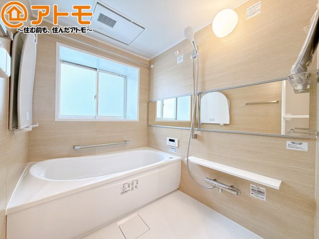 【浴室】 | エンブルガーデン吉野町 | 浴室は落ち着いた色のパネルでゆったりと過ごせる空間です。お風呂で一日の疲れを癒しましょう♪