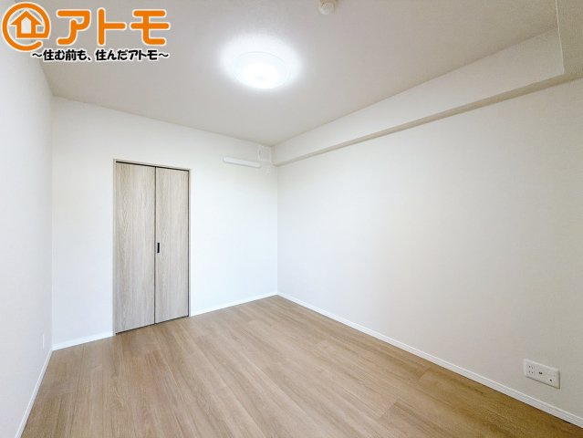 【寝室】 | ヴェルエコール愛宕 | 収納スペースもしっかり確保したお部屋は、収納家具の数も減らせるのでお部屋を広く使えます！