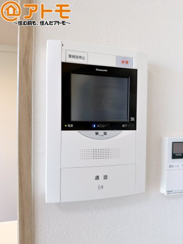 【防犯設備】 | ヴェルエコール愛宕 | TVモニター付きインターホンは訪問者を確認することができ、防犯性に優れています。