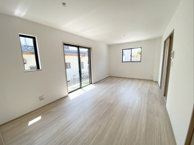 福岡市東区青葉６丁目　新築戸建の居間・リビング|家族でゆったりとくつろげる広さのリビングです！