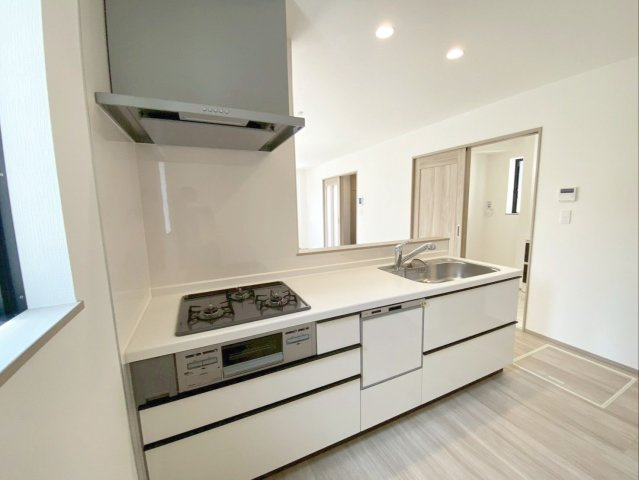 福岡市東区青葉６丁目　新築戸建のキッチン|白基調のキッチンです！システムキッチンでお手入れも楽々！