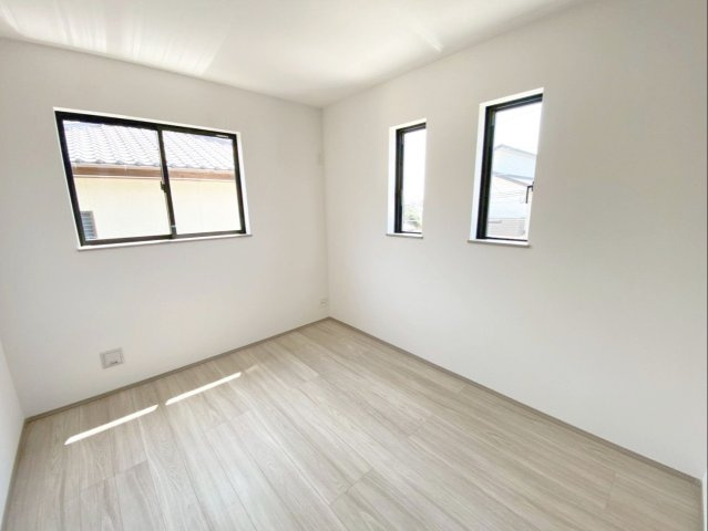 福岡市東区青葉６丁目　新築戸建の洋室|約5.25帖の洋室です！窓が多く明るいお部屋です！