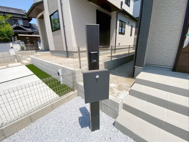 福岡市東区青葉６丁目　新築戸建の設備|インターホン・郵便受けが一体となった機能門柱です！