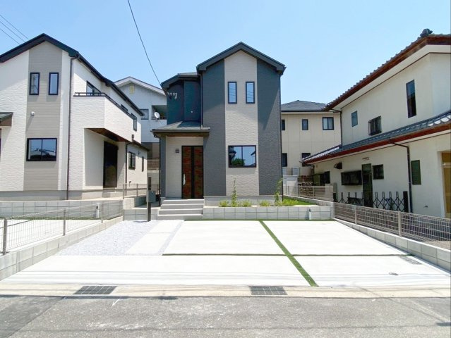 福岡市東区青葉６丁目　新築戸建の外観|前面道路との高低差がなく、スムーズに車の出し入れができます！