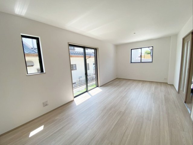 福岡市東区青葉６丁目　新築戸建の居間・リビング|窓が多く明るいリビング！