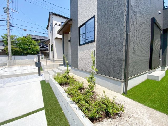 福岡市東区青葉６丁目　新築戸建の設備|植栽が印象的な玄関周り！