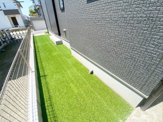 福岡市東区青葉６丁目　新築戸建の設備|お手入れの手間が少ない人口芝マット！