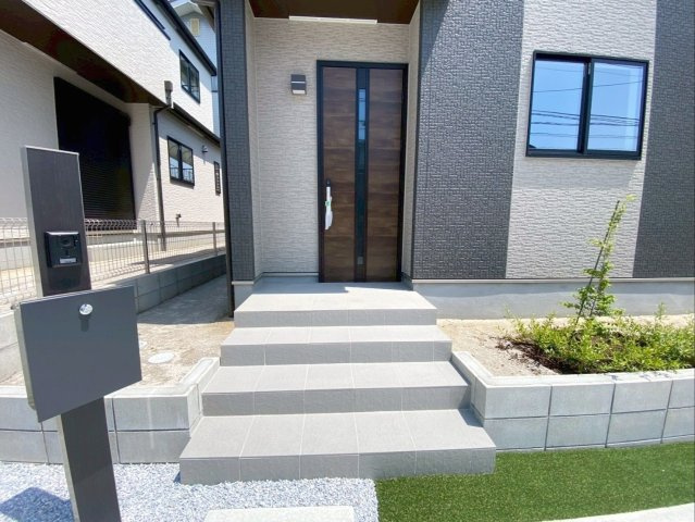 福岡市東区青葉６丁目　新築戸建の玄関|玄関アプローチの外階段です！