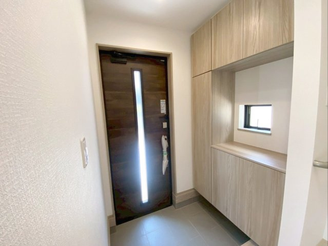 福岡市東区青葉６丁目　新築戸建の玄関|収納豊富な逆コの字型のシューズボックス付き！