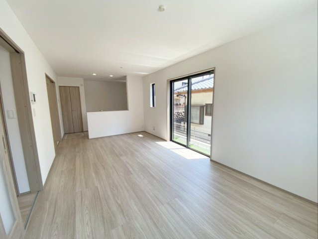 福岡市東区青葉６丁目　新築戸建の居間・リビング|約15.68帖のLDK！