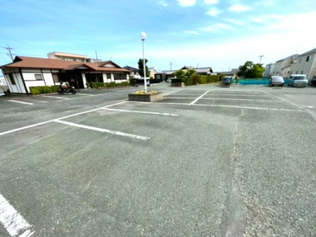 豊川市　本野町北貝津　貸店舗の駐車場