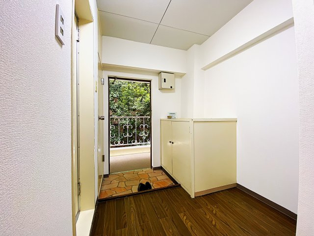 紅葉ヶ丘ガーデンハイツB棟の玄関