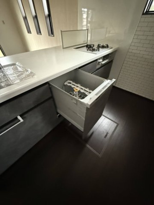 【設備】 | 一宮町東浪見 新築平屋ヴィラA棟（収益物件） | 深型食洗器、3口コンロ