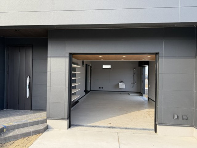 【設備】 | 一宮町東浪見 新築平屋ヴィラA棟（収益物件） | 自動シャッター付きガレージ