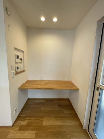 二の宮2丁目戸建ての内装|キッチン横の備え付けカウンター