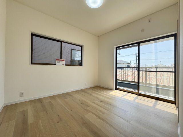 三島町の洋室|もう1部屋の洋室5.2帖も明るく風通しも良好です。