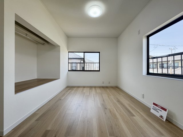 三島町の洋室|2F 約8帖の洋室は主寝室にピッタリ！大きなWICも備えてあり便利です。