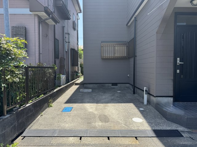 三島町の駐車場|玄関横の駐車スペースは車種にもよりますが1台駐車可能。