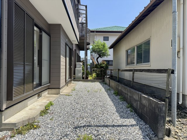 三島町の庭|お手入れしやすいお庭で夏はお子様用プールを広げてみてはいかがですか♪（車種にもよりますが駐車スペースにもなります。）