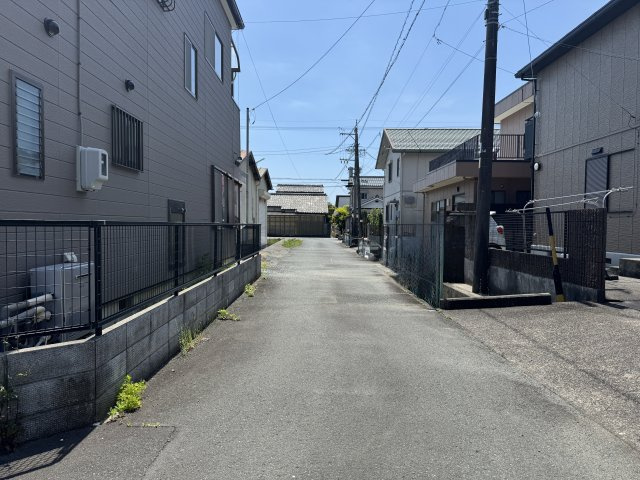 三島町の前面道路含む現地写真|前面道路を北側から南向きに撮影しました。
