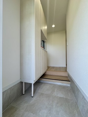 三島町の玄関|白を基調とし大きなシューズボックス付き！