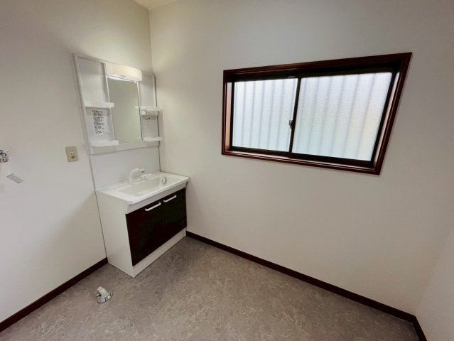 筑西市門井-9 リフォーム物件　の独立洗面台|〇洗面所〇
新品交換済みのきれいな洗面台！気持ちよく朝の身支度ができます（＾＾）
2026年4月撮影