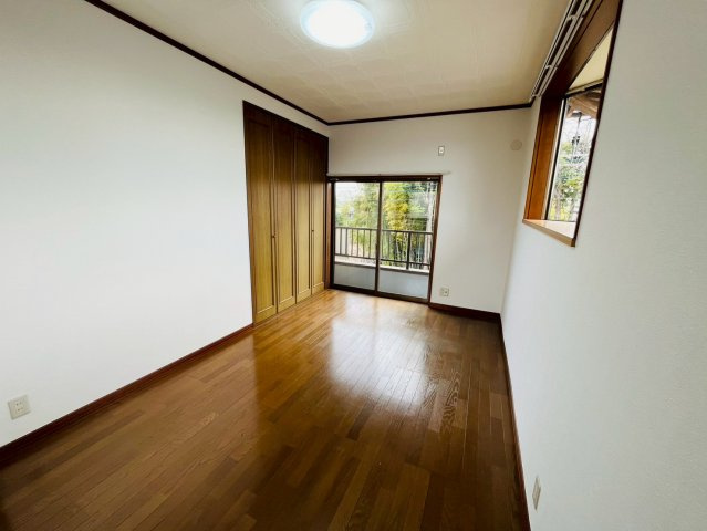 筑西市門井-9 リフォーム物件　の洋室|〇洋室　7.5帖〇
大きな窓で２階居室にもしっかりと陽ざしが届いて明るい室内♪バルコニーにつながるお部屋です（＾＾）
2026年4月撮影