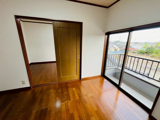 筑西市門井-9 リフォーム物件　の洋室|〇洋室　6帖〇
バルコニーに面ししているのでお勉強の合間にバルコニーでリフレッシュできます♪
2026年4月撮影