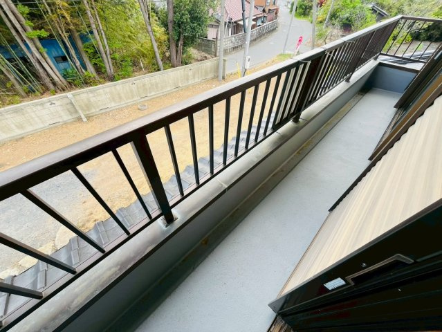 筑西市門井-9 リフォーム物件　のバルコニー|〇バルコニー〇
日当たり良好なバルコニー！２居室から出入りできるので、お布団を干す際にもとても便利です♪
2026年4月撮影