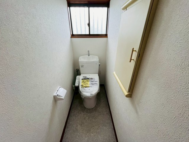 筑西市門井-9 リフォーム物件　のトイレ|〇トイレ〇
うれしい収納付き！新品交換済み、温水洗浄便座です。
2026年4月撮影