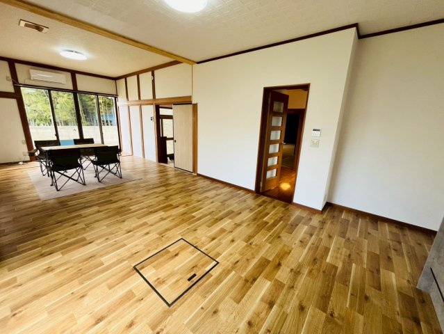 筑西市門井-9 リフォーム物件　の居間・リビング|〇リビング〇
広々LDK18.38帖！大きな窓から明るい日差しが差し込みます♪
2026年4月撮影