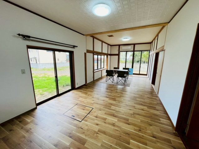 筑西市門井-9 リフォーム物件　の居間・リビング|〇リビング〇
落ち着きのある木目調のリビング。南面に窓がございますので太陽の光を反射し、室内を明るく保つことができます（＾＾）
2026年4月撮影