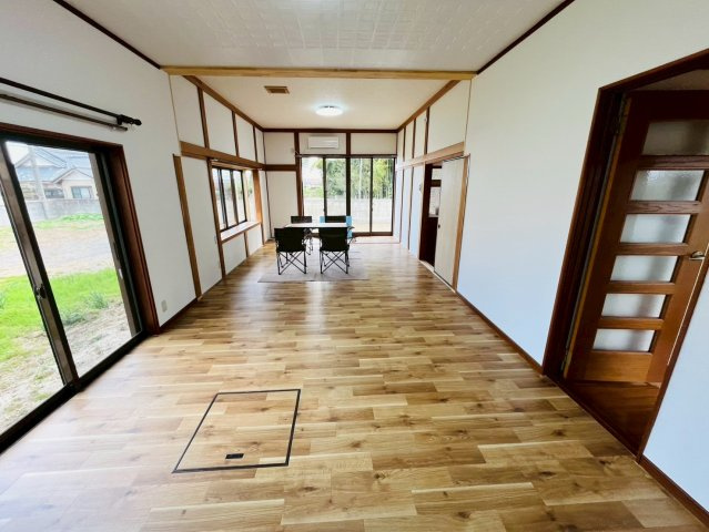 筑西市門井-9 リフォーム物件　の居間・リビング|〇リビング〇
奥行きのあるリビング。長方形の間取りの為、家具の設置もしやすく快適です♪
2026年4月撮影