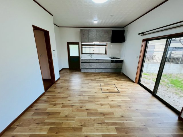 筑西市門井-9 リフォーム物件　のキッチン|〇キッチン〇
リフォーム済みシステムキッチン♪窓付きで手元は明るく（＾＾）勝手口があるので、買い物帰りやゴミ出しの際に便利です！
2026年4月撮影