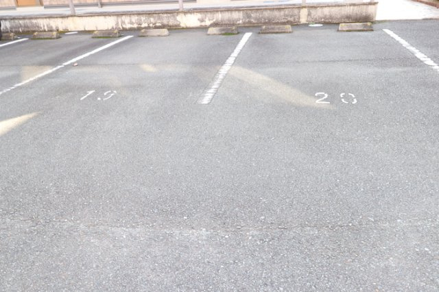 アンプルールA棟の駐車場|駐車場があるので、車を買う予定の方も安心です