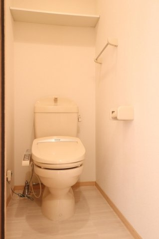 アンプルールA棟のトイレ|落ち着いた色調のトイレです