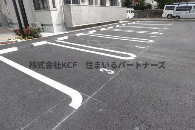 Quattro Soldi 花畑の駐車場|駐車場があるので、車を買う予定の方も安心です