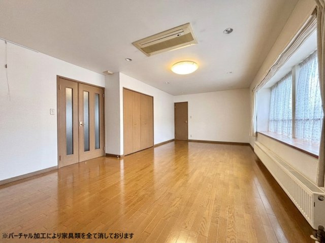 銭函2丁目　一戸建ての居間・リビング|3階リビング。16.8帖の広々とした空間。大型の家具を置いてもゆとりがあります