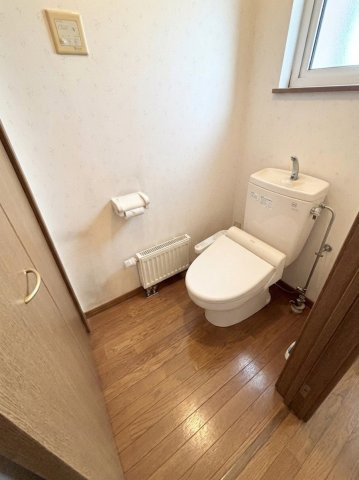 銭函2丁目　一戸建てのトイレ|大きな収納付きのトイレ。掃除用具の収納にも◎