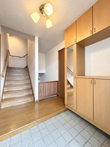銭函2丁目　一戸建ての玄関|住宅用の玄関は、店舗、車庫、１階へ行き来できる便利な動線です